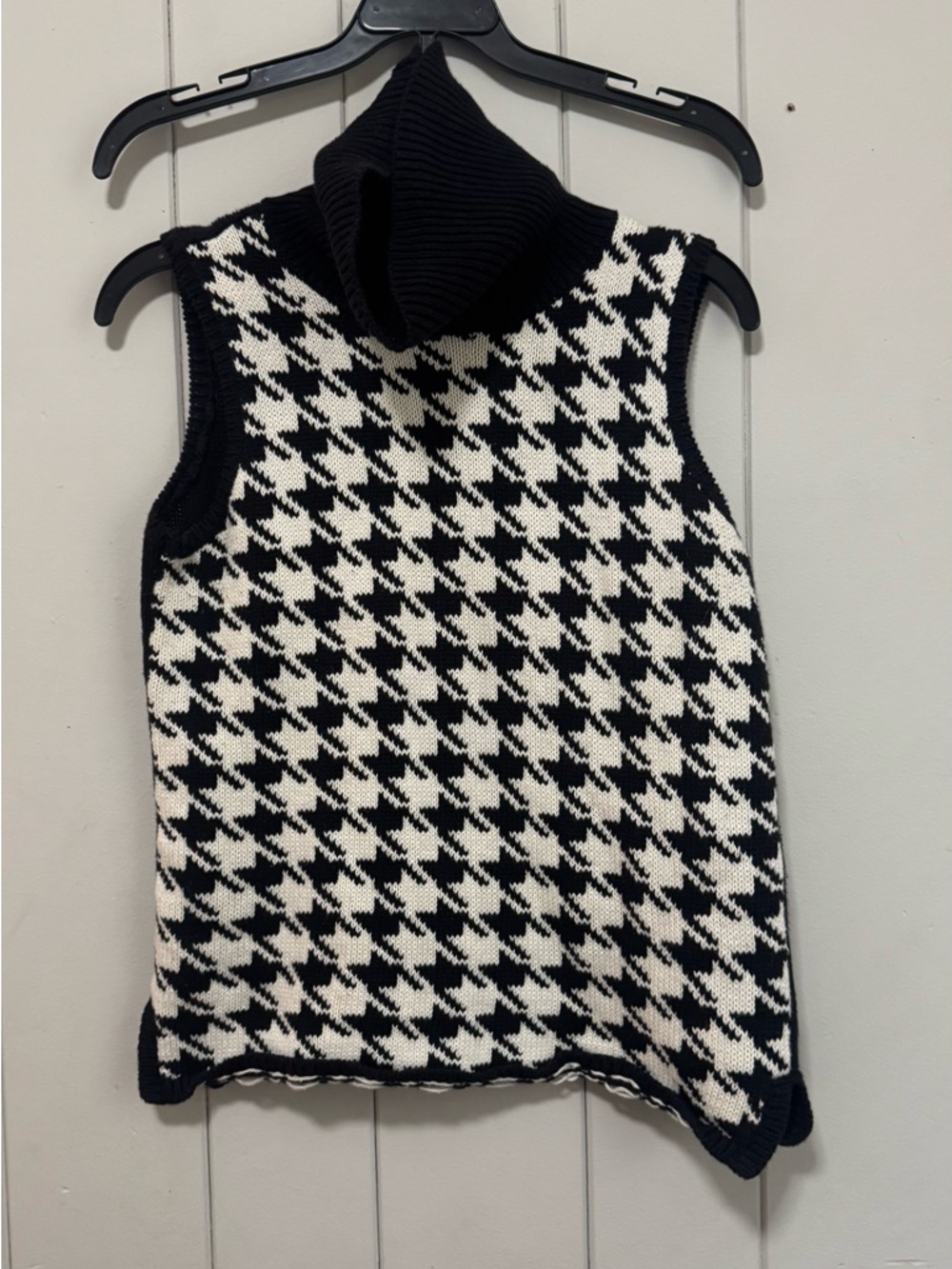 JEANNE PIERRE Black & White Houndstooth Sleeveless Turtleneck Sweater